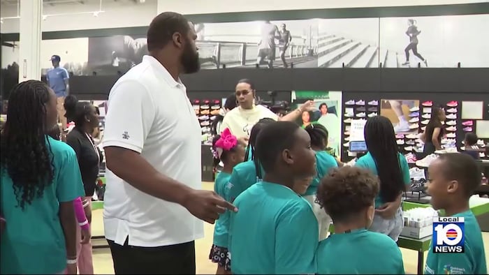 Florida’s back-to-school sales tax holiday begins as Vernon Carey’s foundation helps students shop for new school year