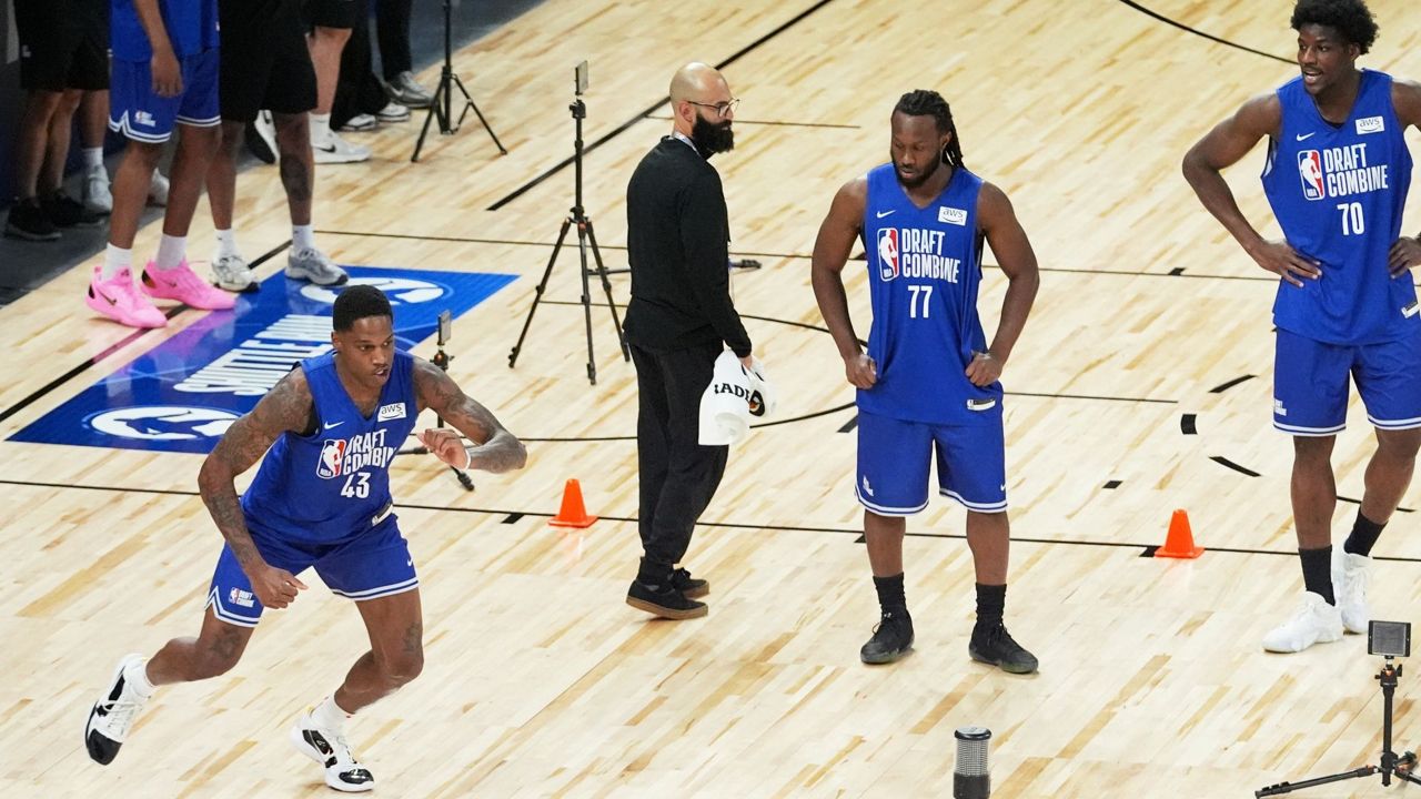 Izaiyah Nelson (43) runs on the court as Bruce Thornton (77) and Rueben Chinyelu (70) watch in the NBA basketball draft combine in Chicago, Monday, May 11, 2026. (AP Photo/Nam Y. Huh)