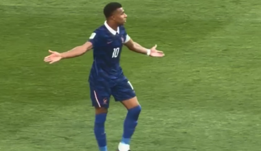 After Mbappé refused to shake Orlando Gill's hand, the Paraguayan goalkeeper tossed the ball at him - FOX Sports