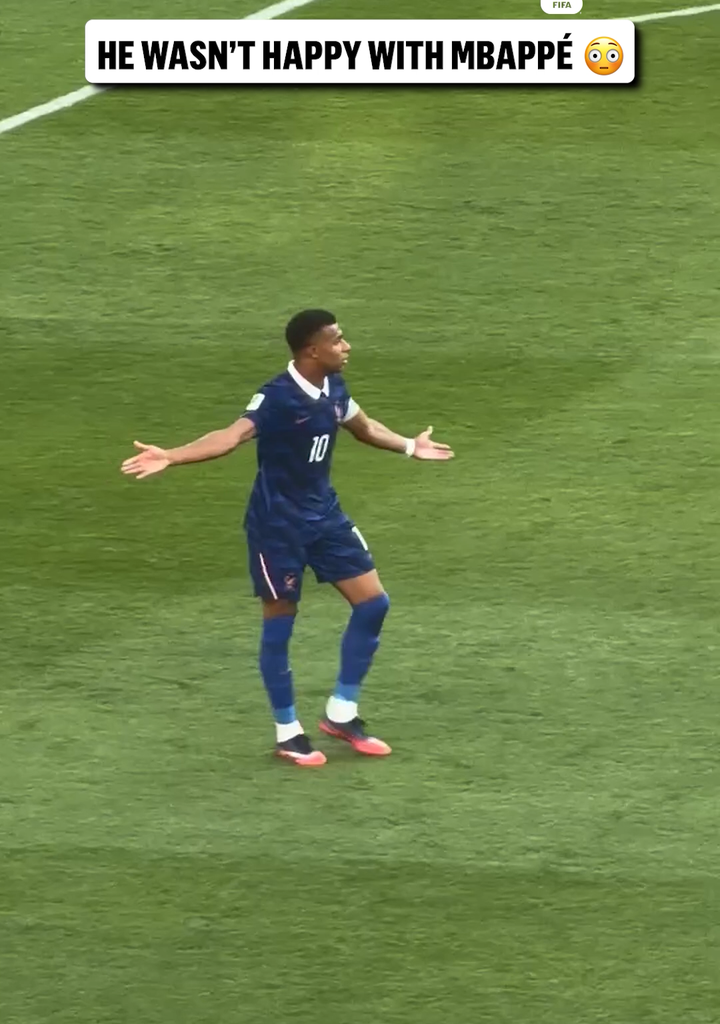 After Mbappé refused to shake Orlando Gill's hand, the Paraguayan goalkeeper tossed the ball at him - FOX Sports