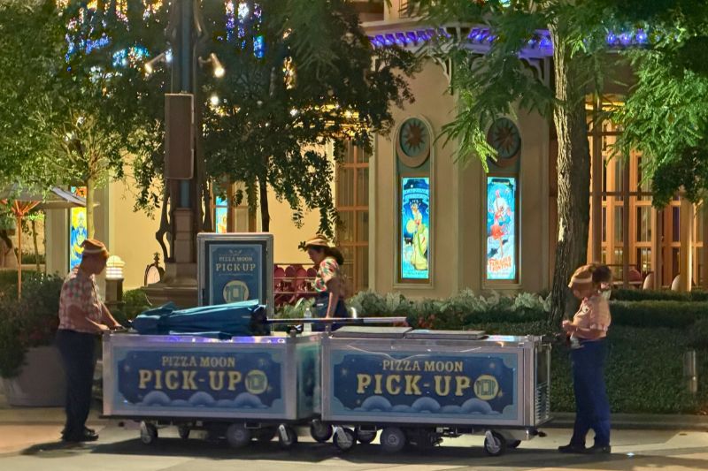 Pizza Moon Pick-Up near Epic Universe seating area