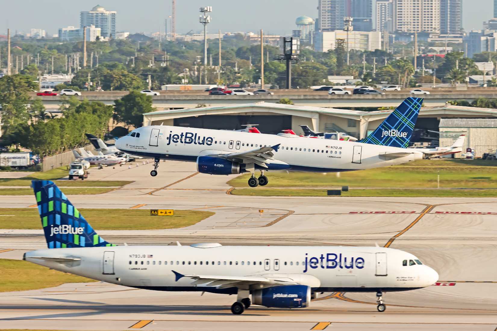 Two JetBlue A320s at FLL