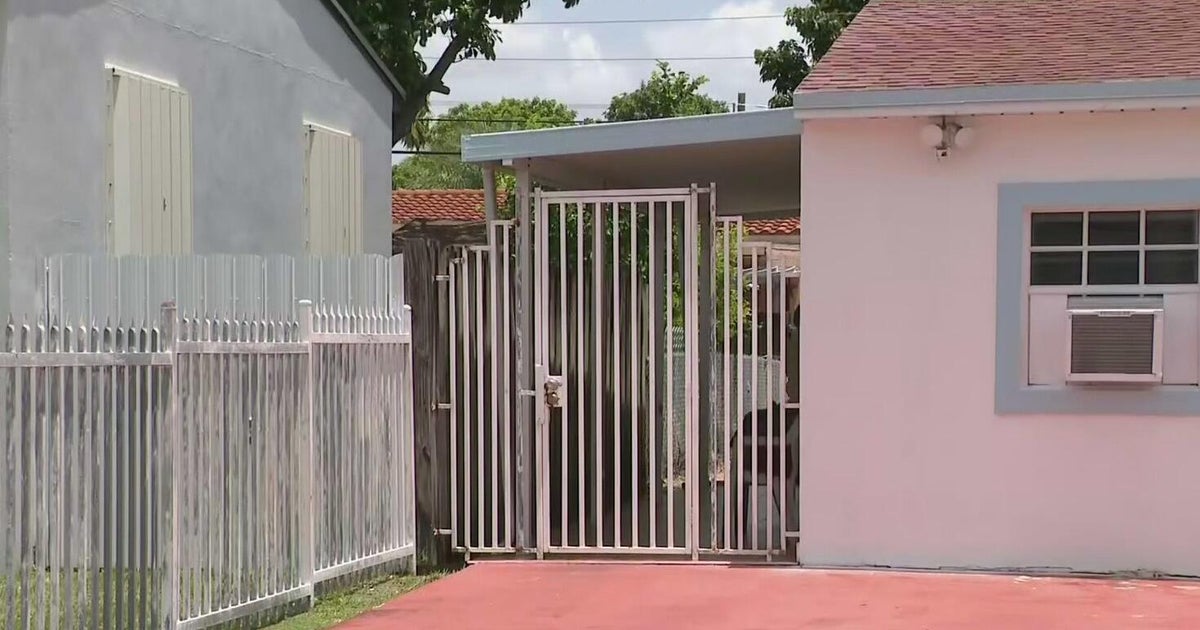 South Florida mother accused of chaining 13-year-old daughter to fence in Hialeah faces child abuse charges