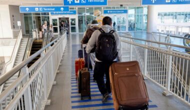 Hundreds of passengers wait hours at OIA for luggage