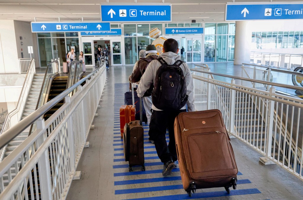 Hundreds of passengers wait hours at OIA for luggage