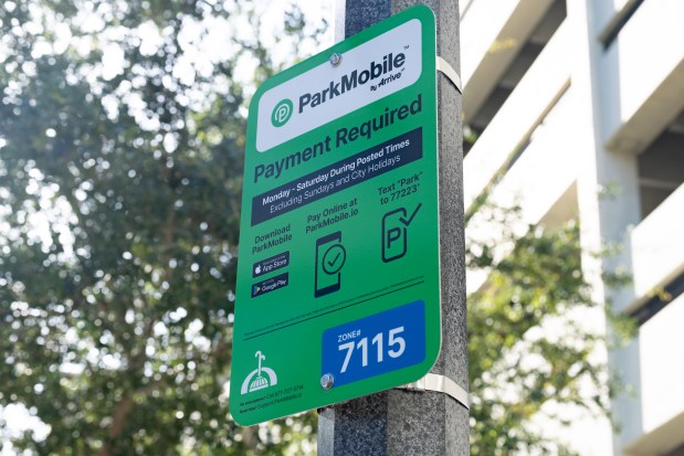Sign alerts drivers to pay for parking with ParkMobile on West Copeland Drive in Orlando, FL, Thursday, July 16, 2026. (Barrett Walsh/Orlando Sentinel)