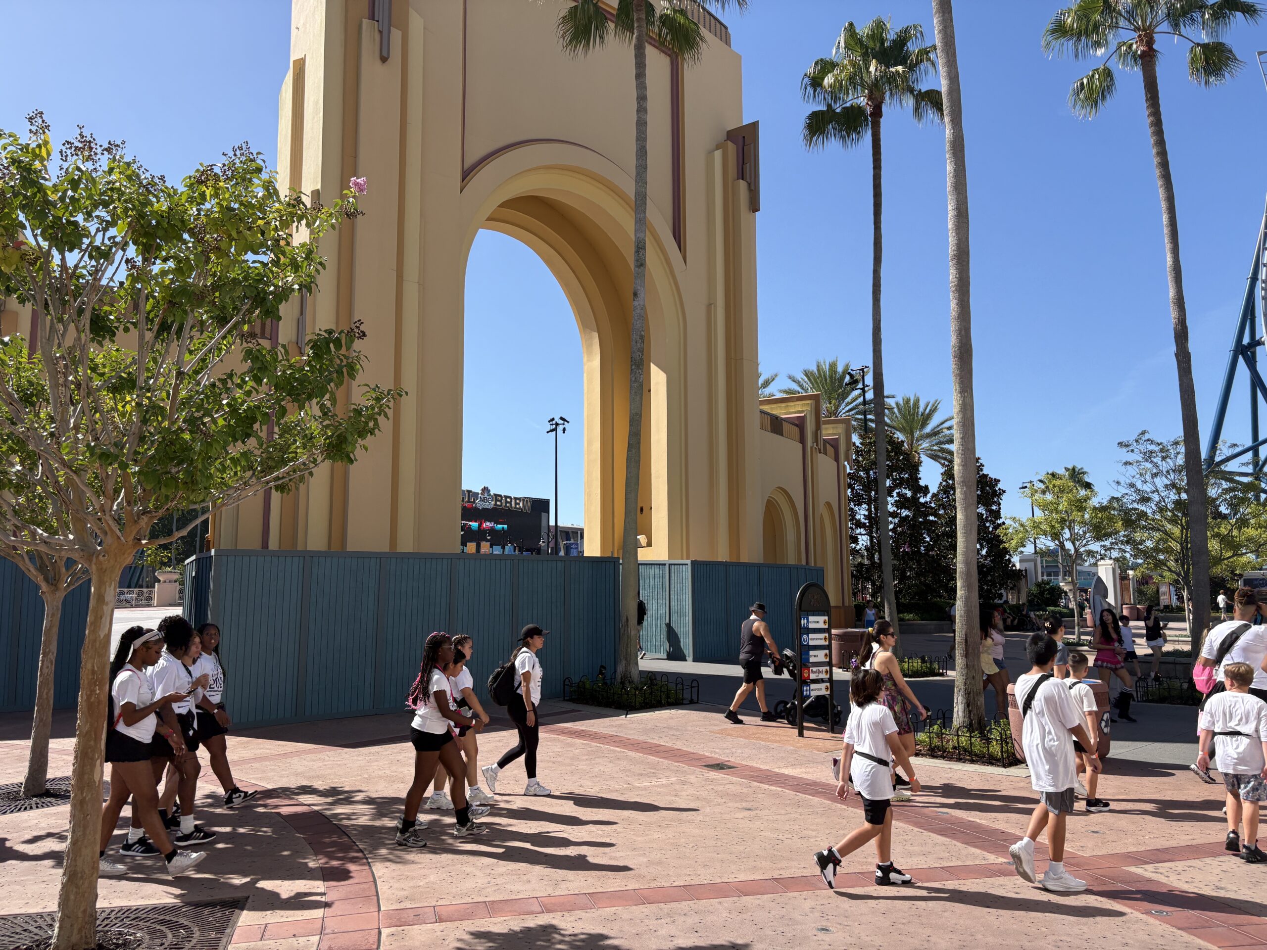 The main archway and the smaller archways to the sides are all still open. The Universal Studios Florida exit, ticket booths, and entrance buildings were all repainted earlier this year. Previously pink, they were all painted white with brown trims. The entrance archway is expected to get a similar color scheme.