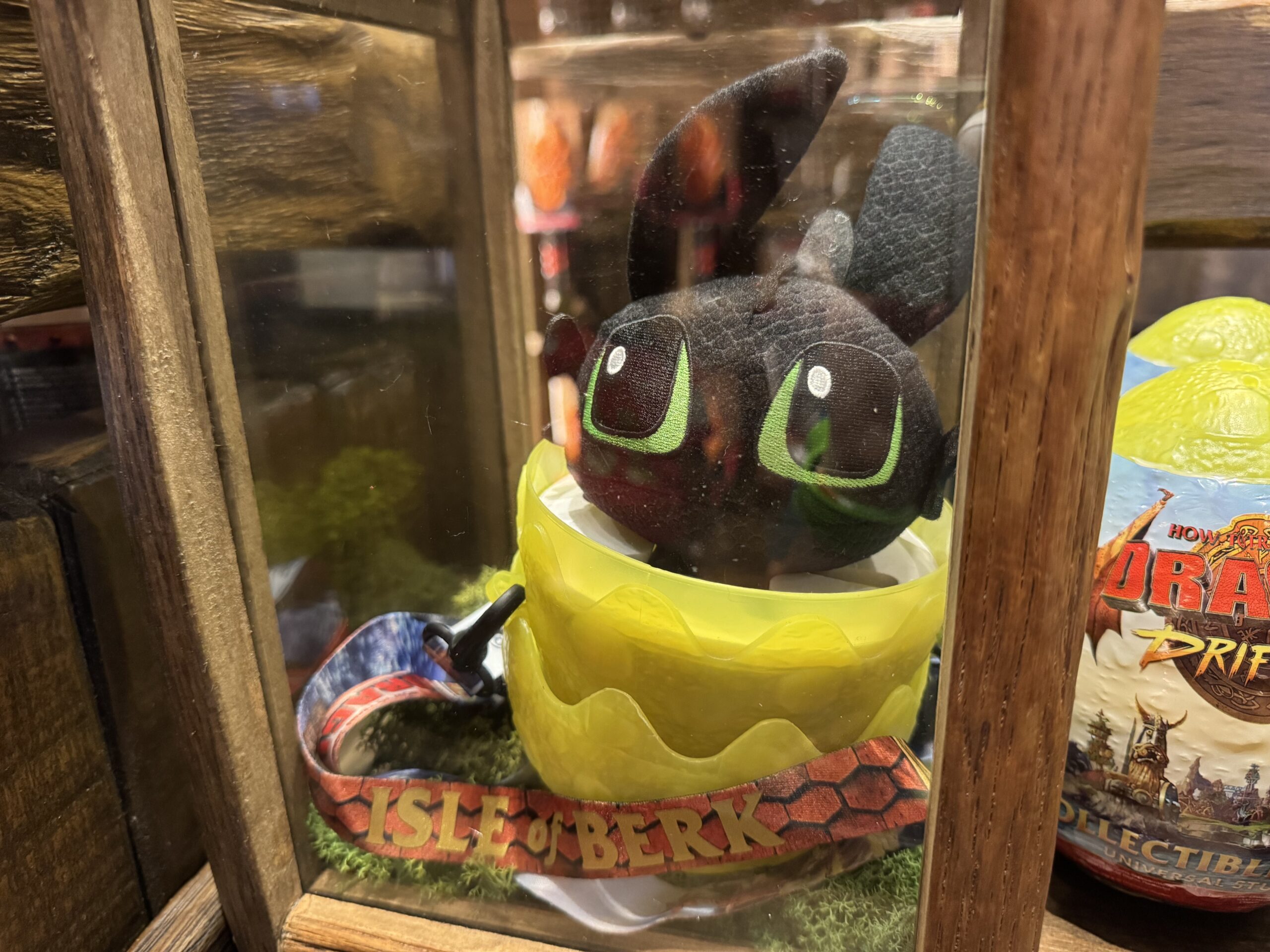 Once hatched, Toothless will be displayed in a yellow egg. Carry it with you with the strap that has