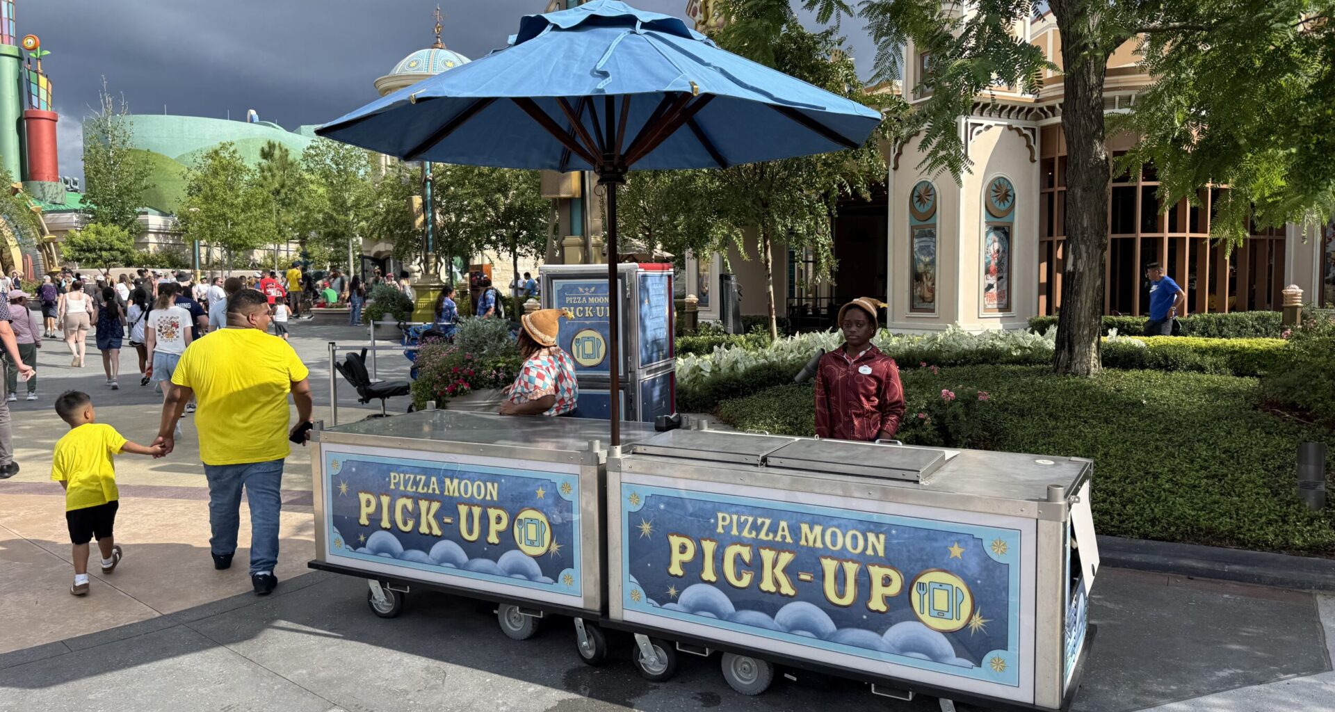 Pizza Moon in Universal Epic Universe now has a pick-up stand outside so guests can mobile order and then quickly grab their pizza.
