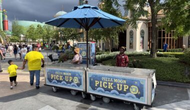 Pizza Moon in Universal Epic Universe now has a pick-up stand outside so guests can mobile order and then quickly grab their pizza.