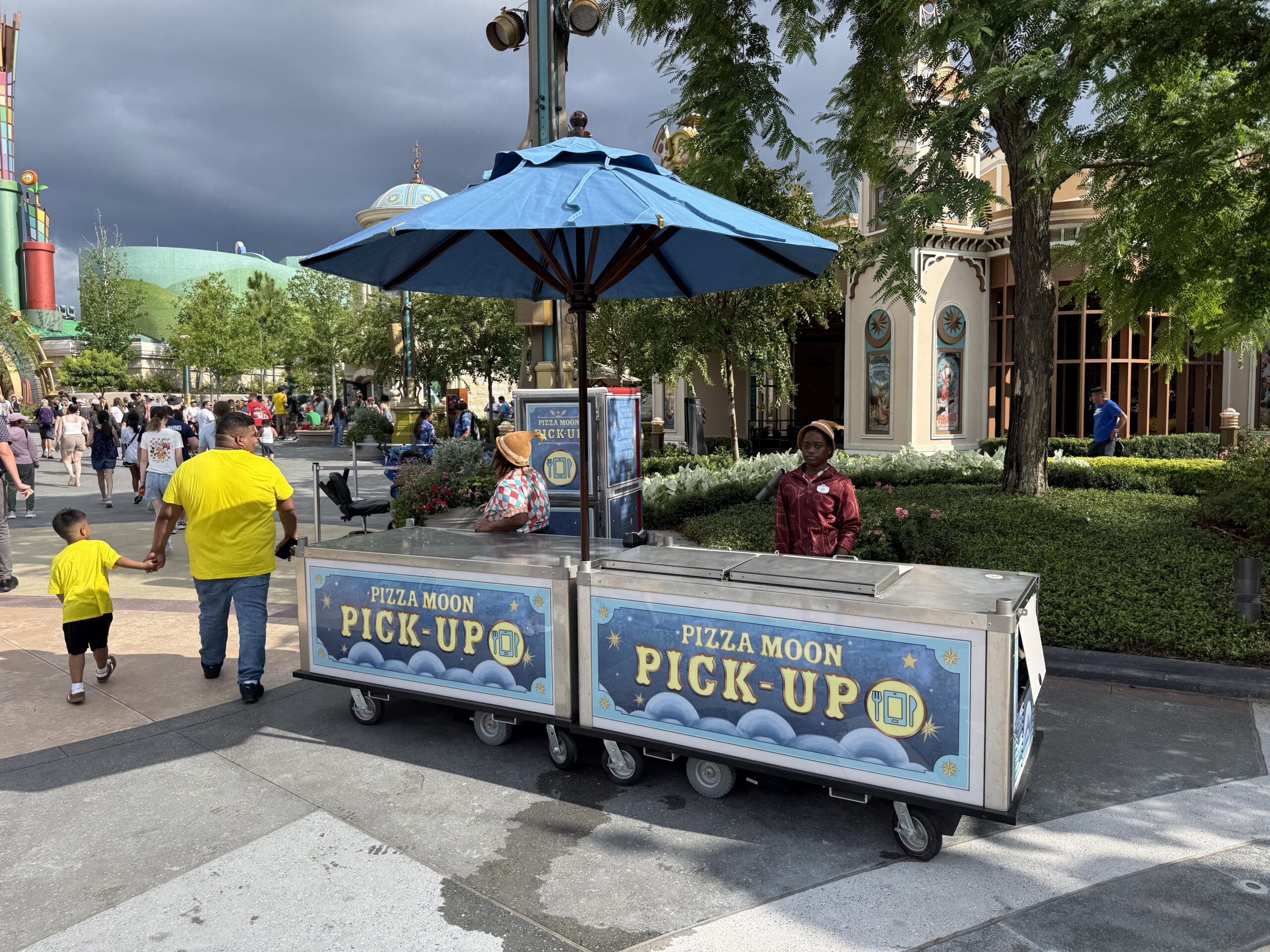 Pizza Moon in Universal Epic Universe now has a pick-up stand outside so guests can mobile order and then quickly grab their pizza.