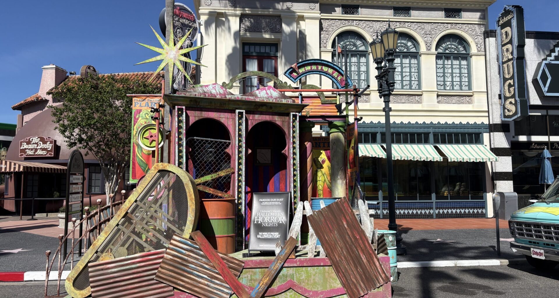 After some creepy clown props were installed on the Hollywood street, we speculated this could be the Infernal Carnival of Nightmares scare zone starring Jack the Clown and Dr. Oddfellow. However, with newly-installed stages and sets, we can confidently say this will be Sideshow of Decay: