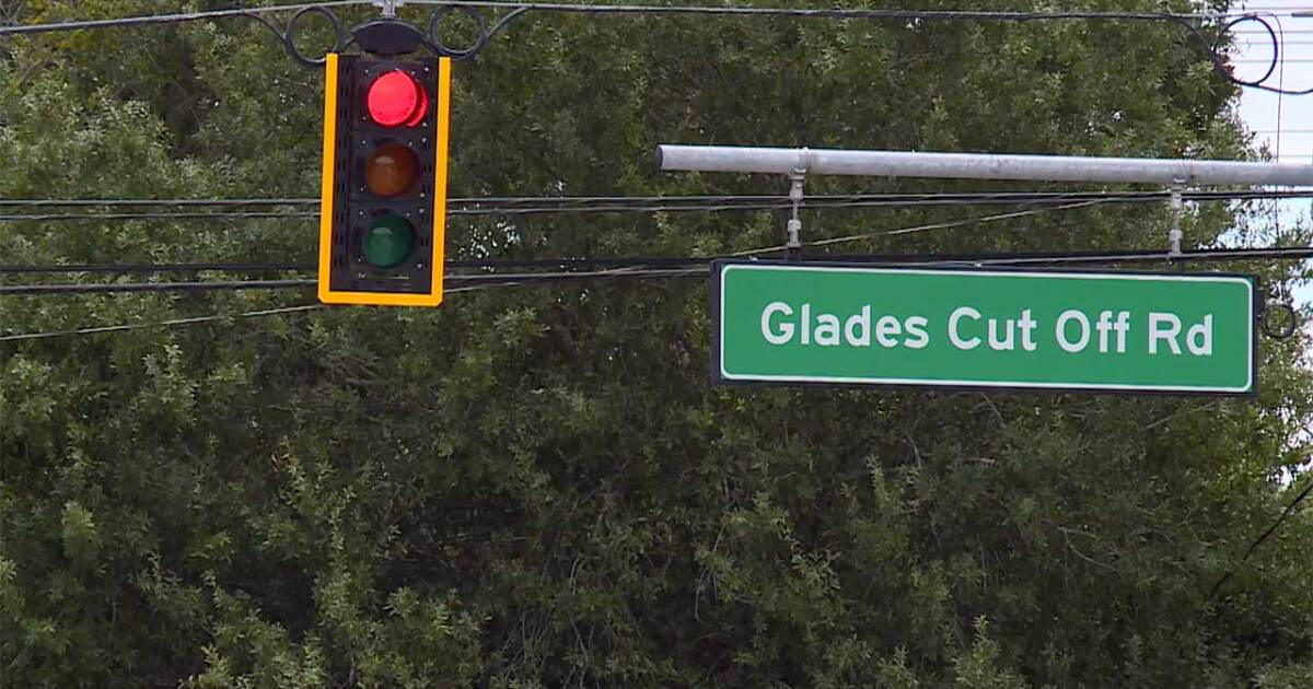 Flashing traffic light at this intersection still not fully operational