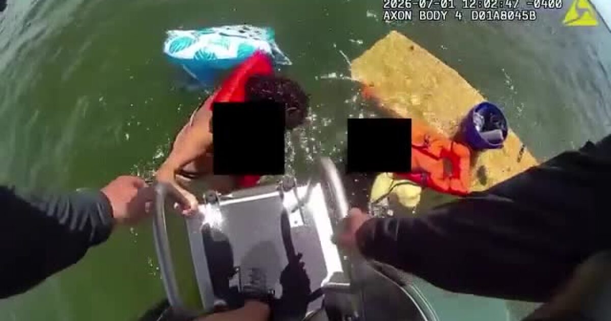 WATCH: Marine deputies rescue 2 after boat sinks in Intracoastal Waterway