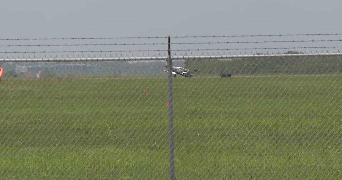 VIDEO: Nose gear issue on plane prompts emergency landing at PIE: Officials
