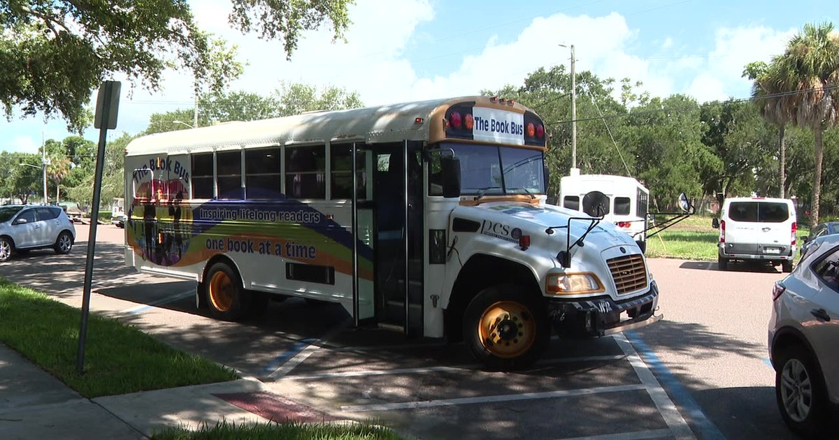Summer Book Bus hands out 10,000 free books to children in Pinellas County