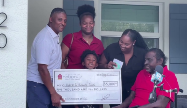 Former Tampa Bay Buccaneer Warrick Dunn hosts charity reunion in Palm Harbor