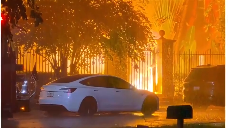 Harsh storm ignites fence wiring, knocks power line down in Fort Lauderdale neighborhood - WSVN 7News | Miami News, Weather, Sports