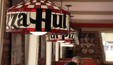 A Pizza Hut north of Tampa is bringing back the ’80s with a full retro makeover - WSVN 7News | Miami News, Weather, Sports