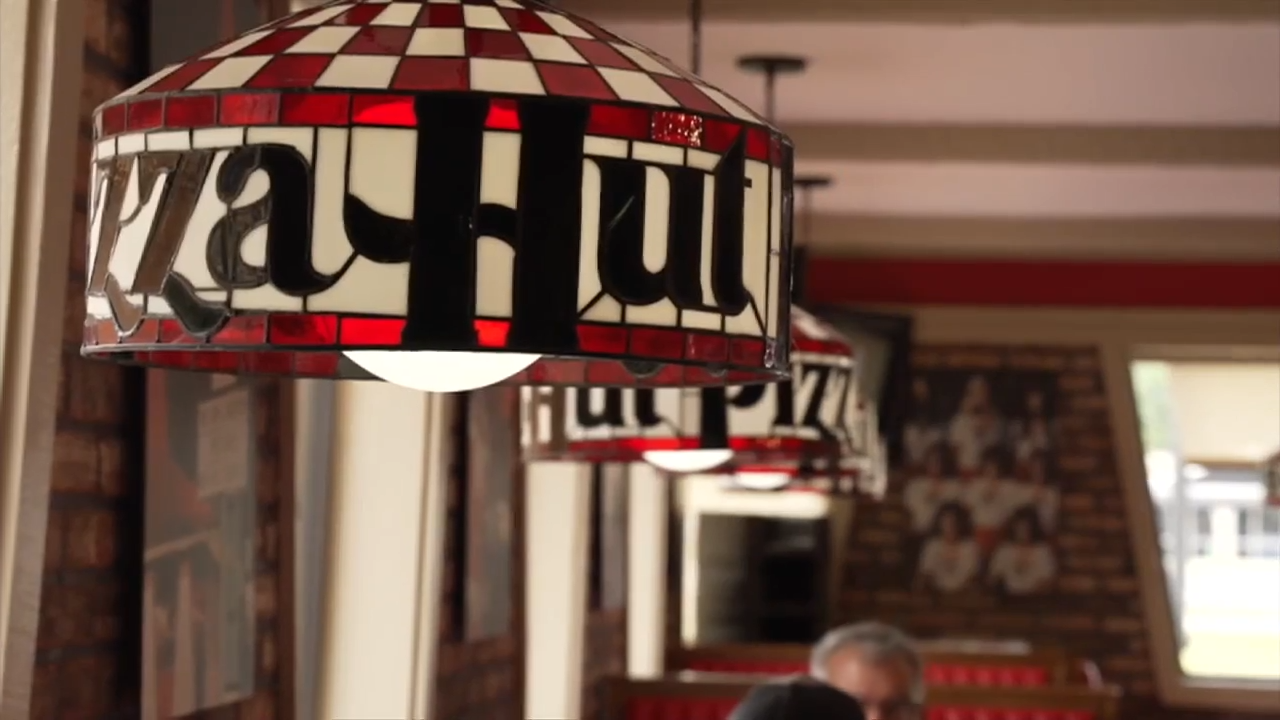 A Pizza Hut north of Tampa is bringing back the ’80s with a full retro makeover - WSVN 7News | Miami News, Weather, Sports