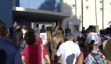 Crowds rally in support of Jewish community in Surfside after man allegedly punched tourist in antisemitic attack - WSVN 7News | Miami News, Weather, Sports