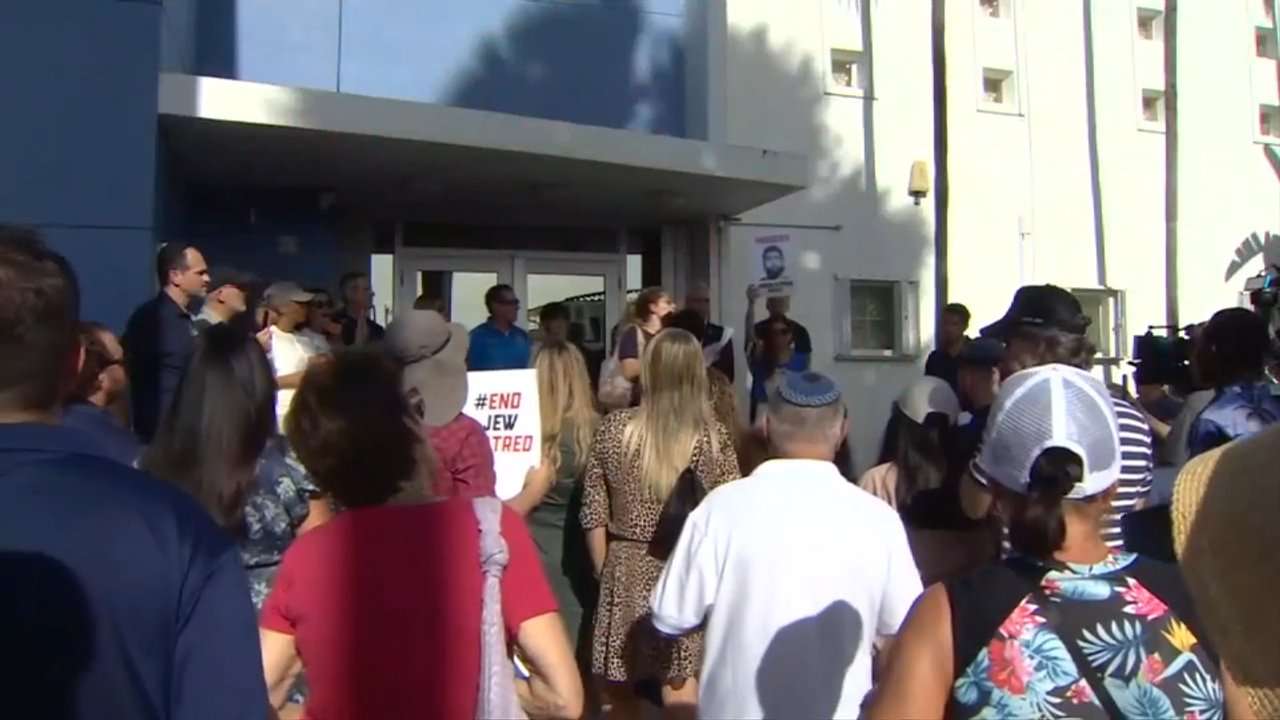Crowds rally in support of Jewish community in Surfside after man allegedly punched tourist in antisemitic attack - WSVN 7News | Miami News, Weather, Sports