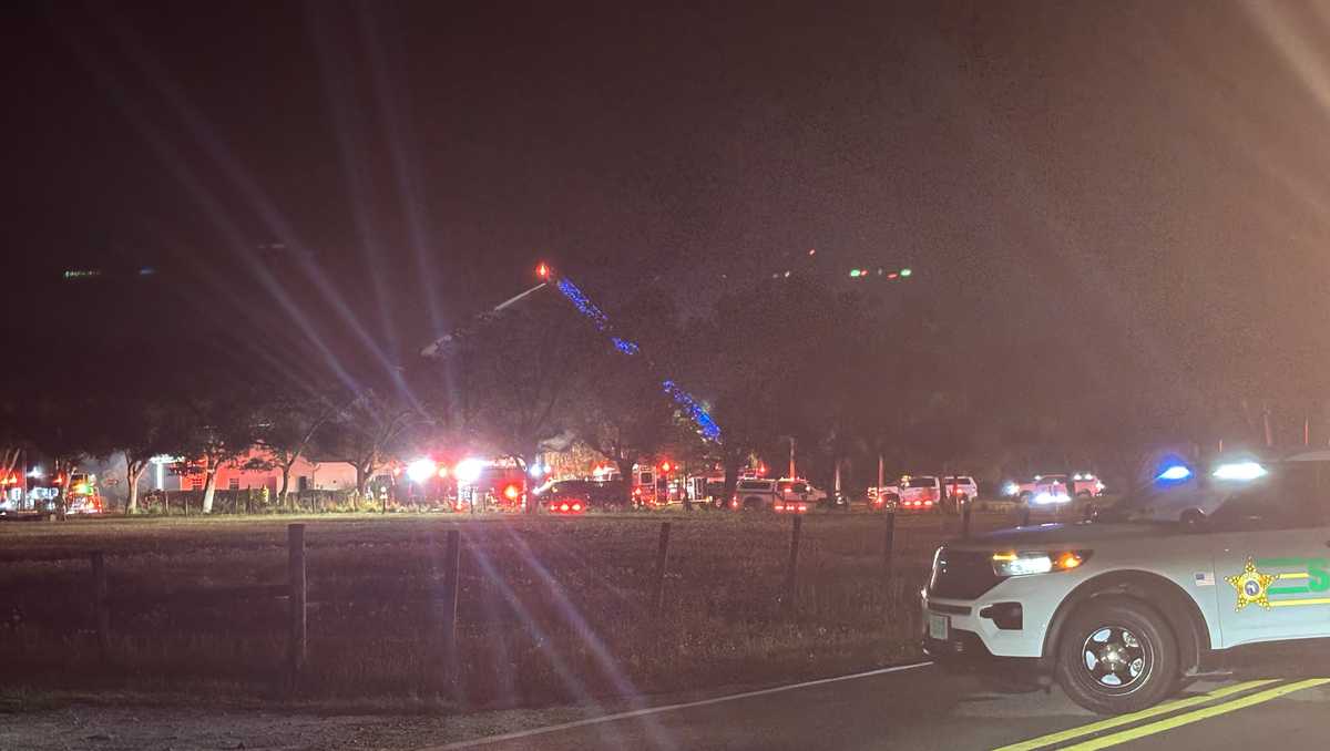 Crews battle church fire in Florida