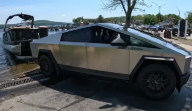 Florida man using his Tesla Cybertruck to tow a boat for 2 hours to lake ends up coming to a damning conclusion
