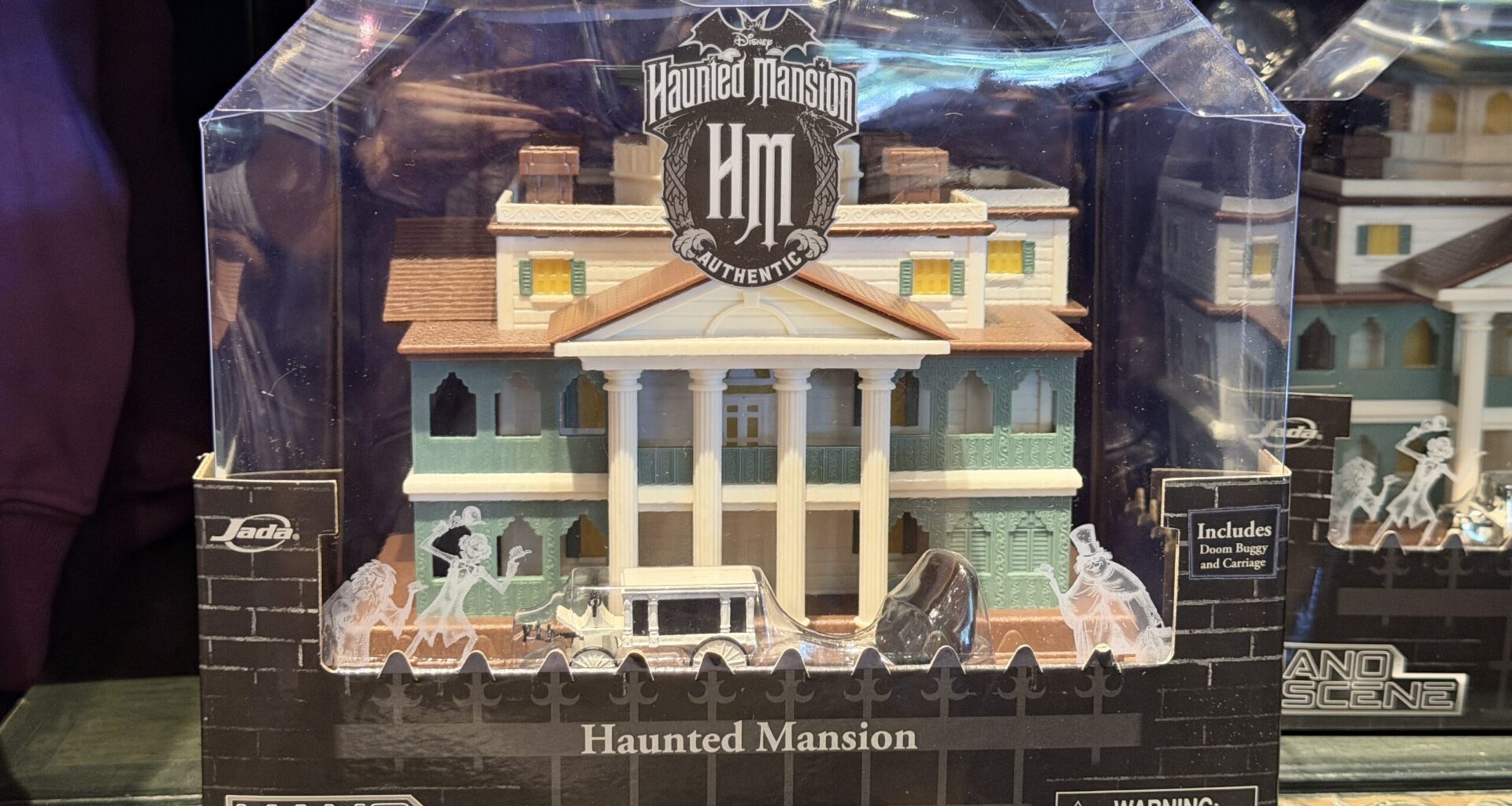 A new Jada Toys Nano Scene set brings a miniature Disneyland Haunted Mansion over to the east coast for guests at Walt Disney World.