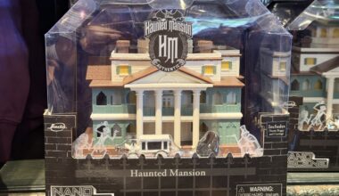 A new Jada Toys Nano Scene set brings a miniature Disneyland Haunted Mansion over to the east coast for guests at Walt Disney World.