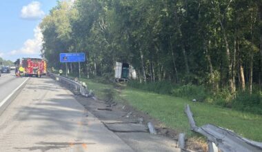 Tampa man killed after semi crashes into trees in Wildwood