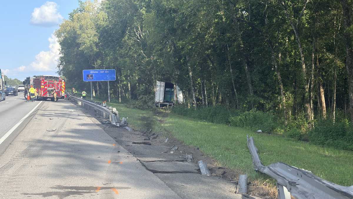 Tampa man killed after semi crashes into trees in Wildwood