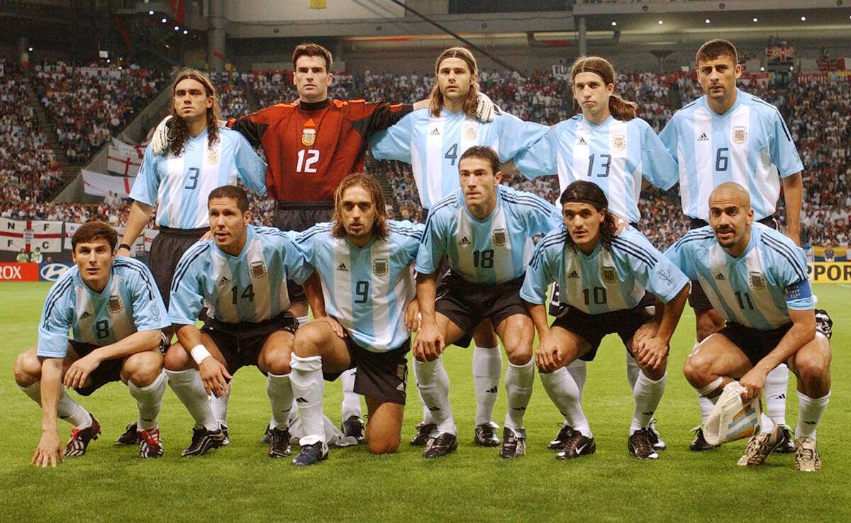 Argentina's soccer team pose for a picture before their Group F gameagainst England in Sapporo June 7, 2002. Top row (L-R): Juan Sorin,Pablo Cavallero, Mauricio Pochettino, Diego Placente and Walter Samuel.Bottom row (L-R): Javier Zanetti, Diego Simeone, Gabriel Batistuta,Kily Gonzalez, Ariel Ortega and Juan Veron. REUTERS/Dan ChungDC/JD