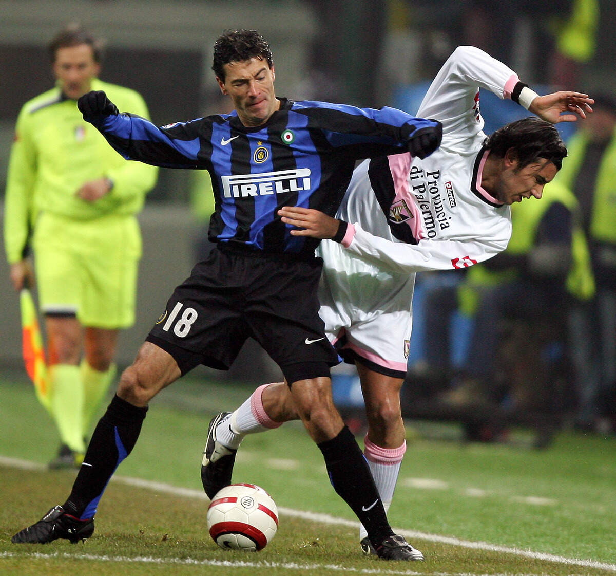 Inter Milan's Kily Gonzalez (L) challenges Cristian Zaccardo of Palermo during their Italian Serie A soccer match at the San Siro Stadium in Milan, northern Italy January 21, 2006. REUTERS/Daniele La Monaca