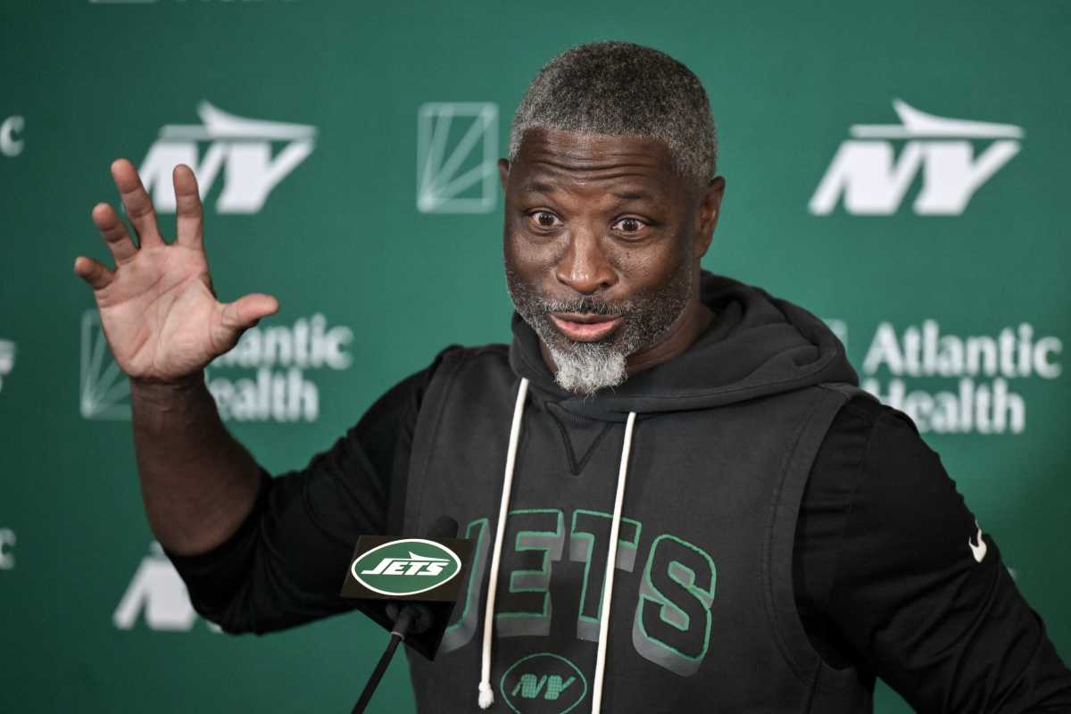 Jets head coach Aaron Glenn