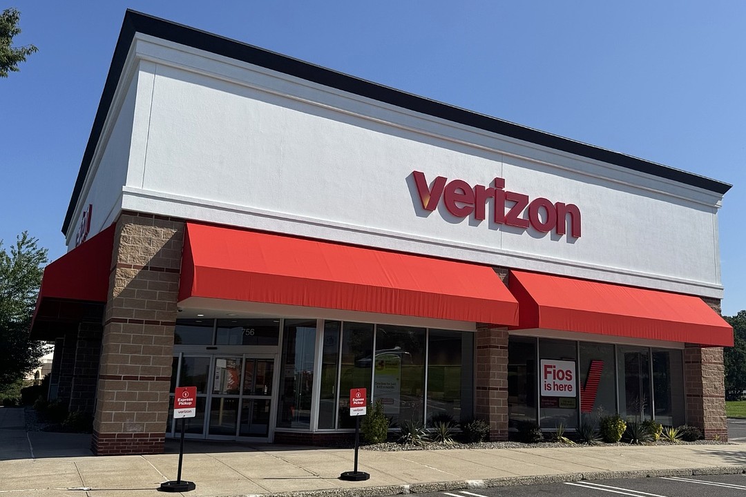 St. Johns Town Center Verizon store sells for $3.4 million