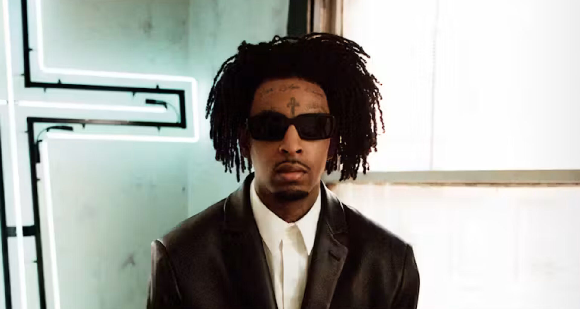 21 Savage in front of a wall, who is playing a concert in Tampa