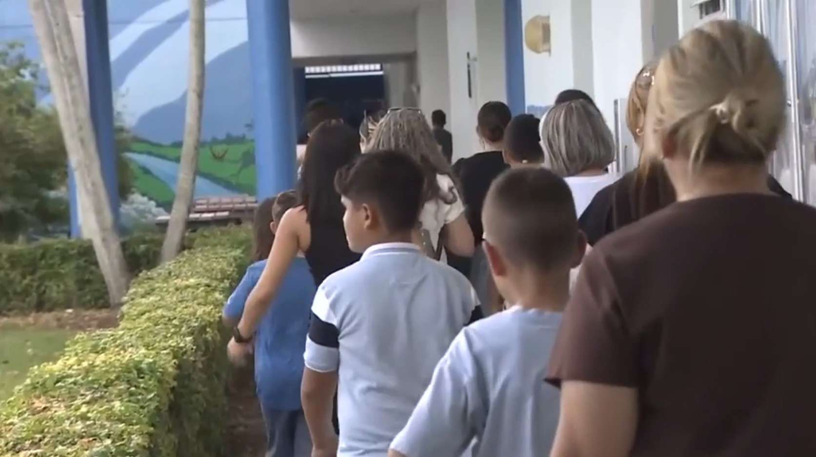 Hundreds of thousands of Miami-Dade students return to class following school closures and consolidations - WSVN 7News | Miami News, Weather, Sports