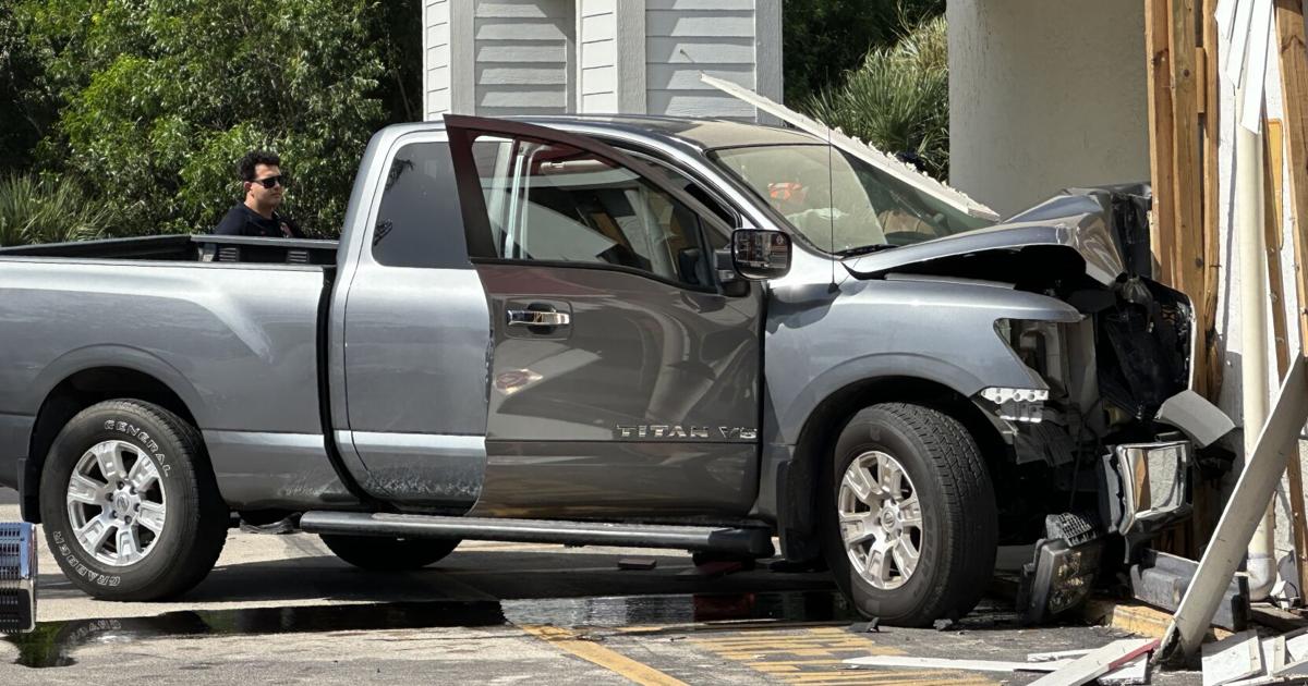 2 people hurt in crash at Winn-Dixie on Pine Island Road | Lee County