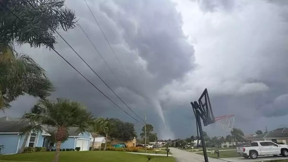 Tornado Touches Down In Port St. Lucie, Damages 20-30 Homes | 1290 WJNO