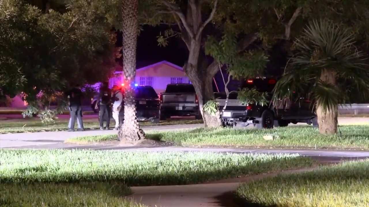 Miami Police: 3 detained, 1 on the loose in connection to homicide investigation after traffic stop turned pursuit in NW Miami-Dade - WSVN 7News | Miami News, Weather, Sports