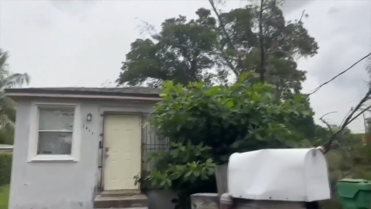 Liberty City family left with damaged home and no power after tree falls into roof following fierce storms - WSVN 7News | Miami News, Weather, Sports