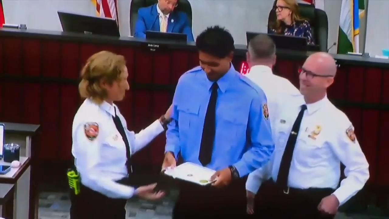 Hollywood lifeguard honored by officials for saving 3 family members after their tube crashed into a boat in Aruba - WSVN 7News | Miami News, Weather, Sports