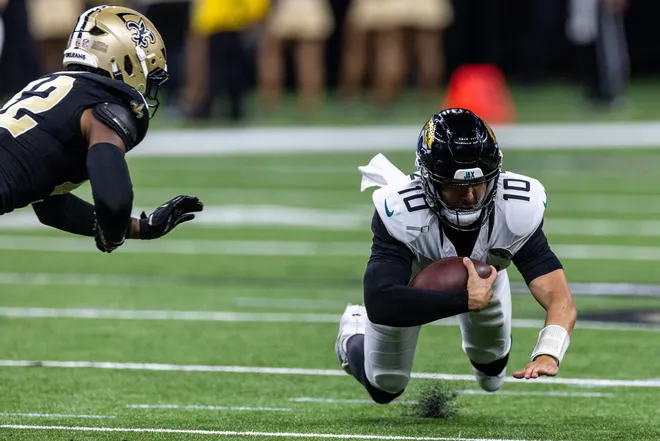 Aug 15, 2026; New Orleans, Louisiana, USA; Jacksonville Jaguars quarterback Carter Bradley (10) scrambles for a first down against New Orleans Saints during the second half at Caesars Superdome. Mandatory Credit: Stephen Lew-Imagn Images