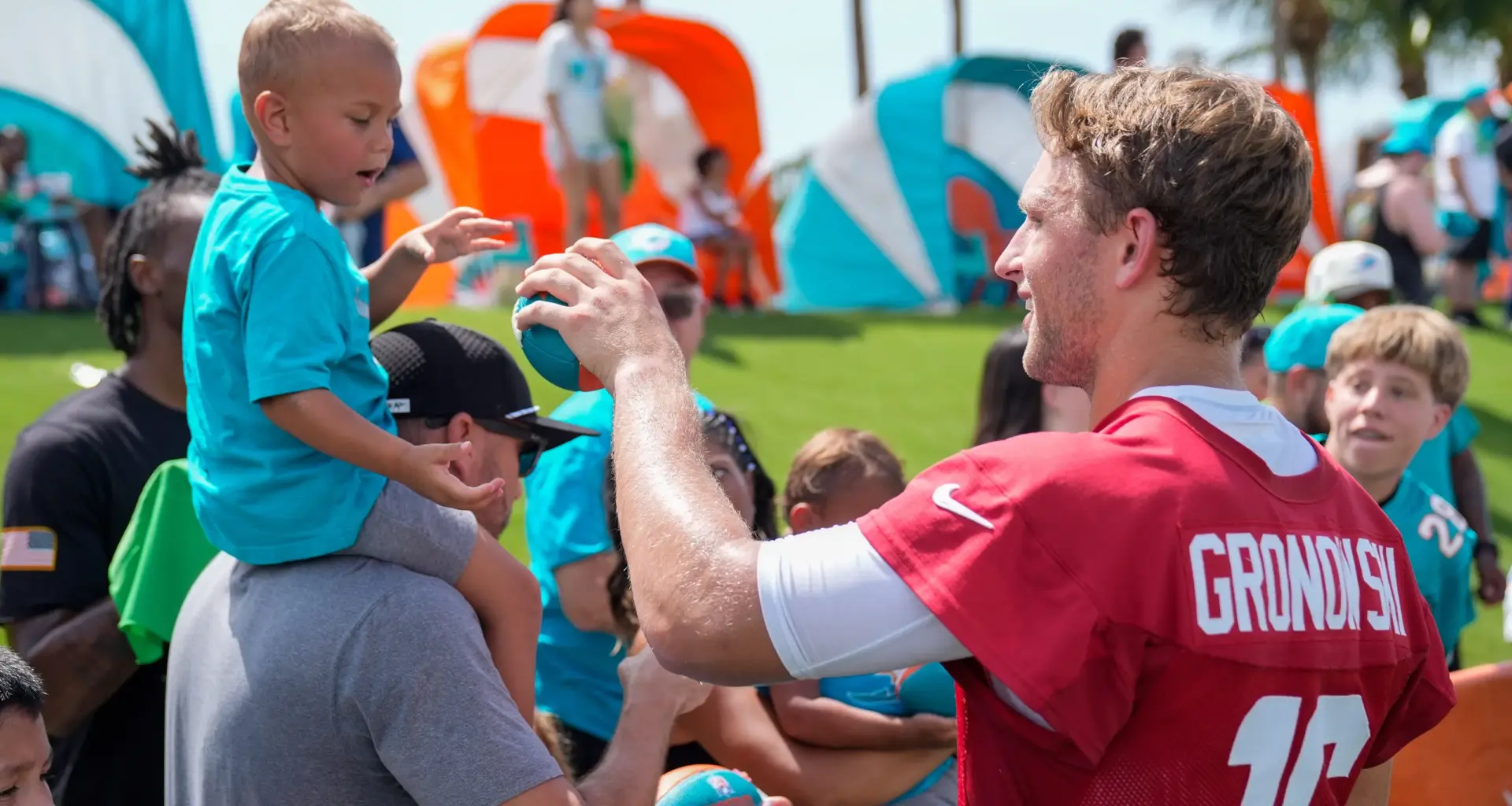 Miami Dolphins re-sign former Iowa football QB Mark Gronowski