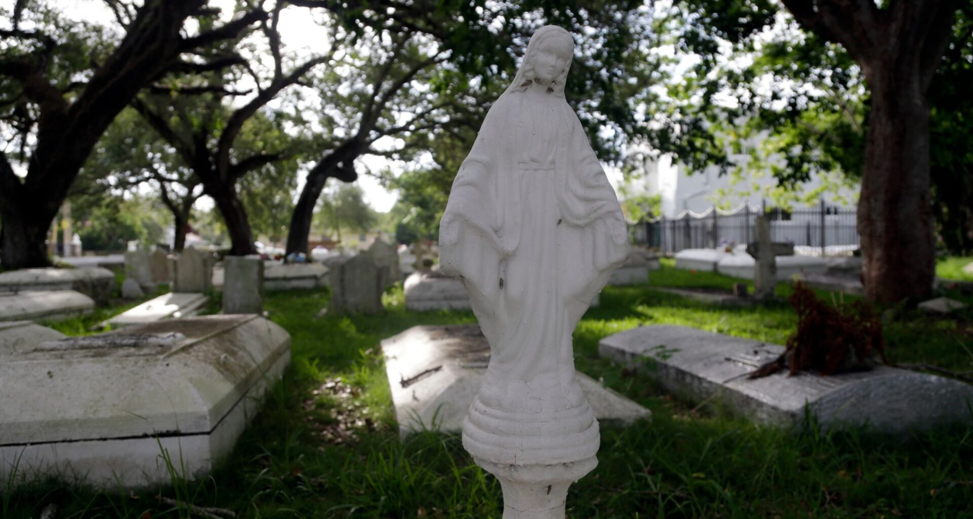 Tomb raiding trio stole from cemeteries in at least 9 states, Florida authorities say