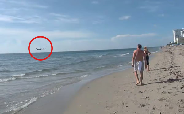 ארה"ב פלורידה טייסת בת 23 נחיתת חירום בים בין הגלים לעיני הרוחצים