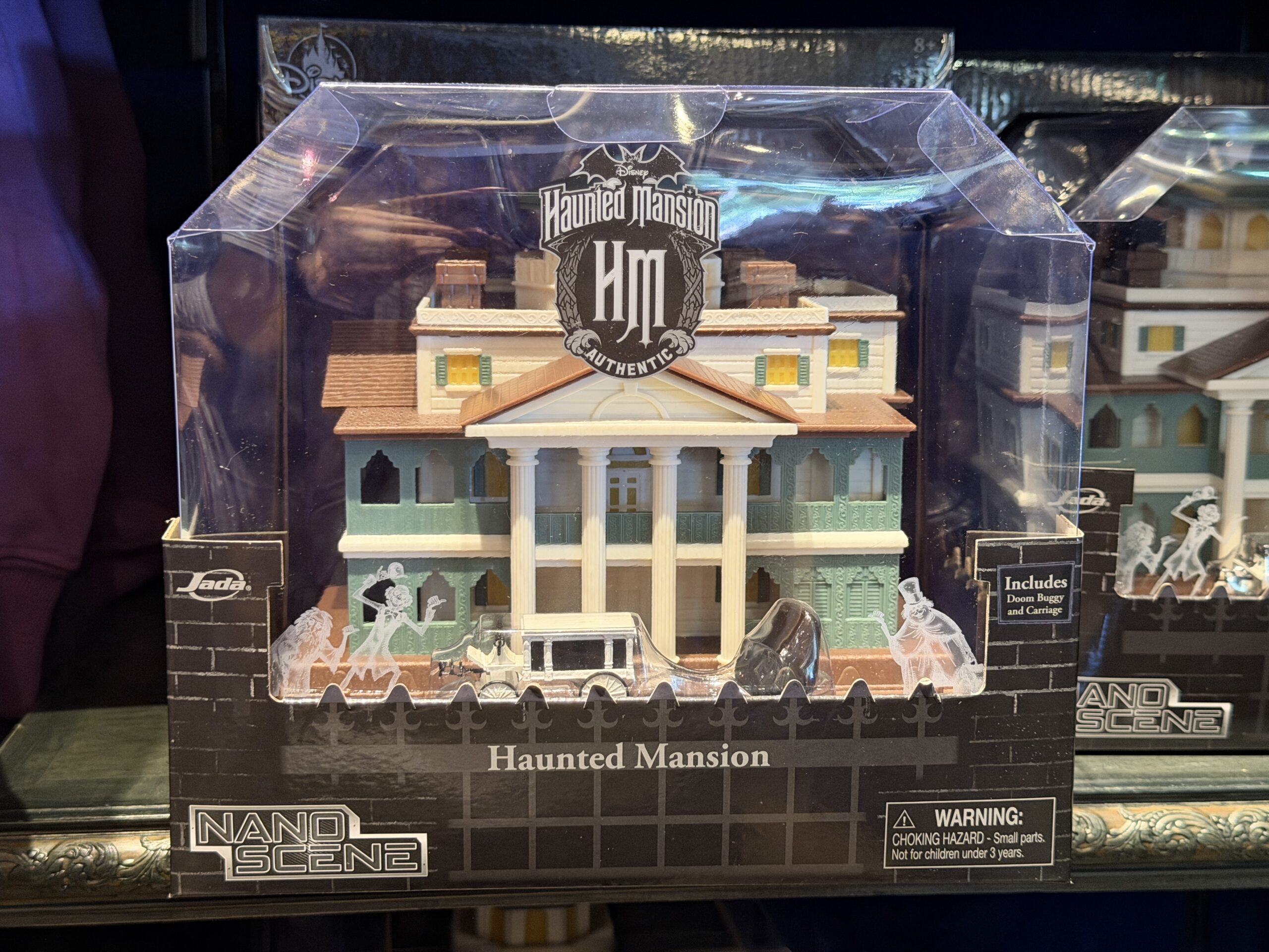 A new Jada Toys Nano Scene set brings a miniature Disneyland Haunted Mansion over to the east coast for guests at Walt Disney World.