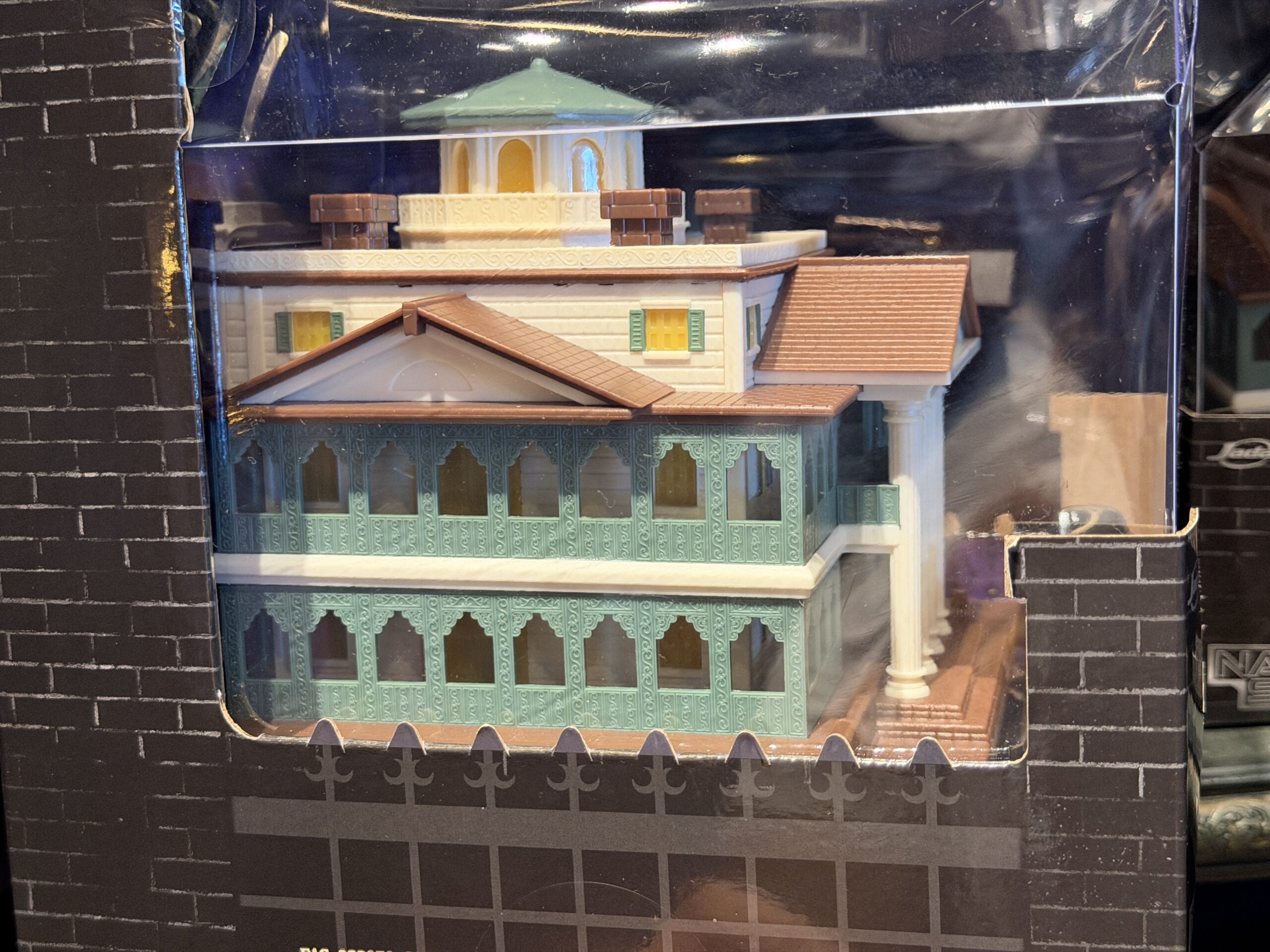 A new Jada Toys Nano Scene set brings a miniature Disneyland Haunted Mansion over to the east coast for guests at Walt Disney World.