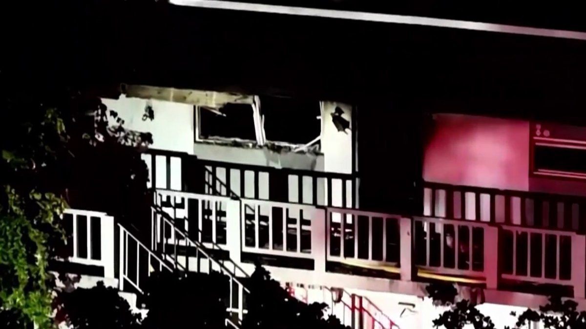 Commercial building catches fire in Hollywood, fire rescue says – NBC 6 South Florida